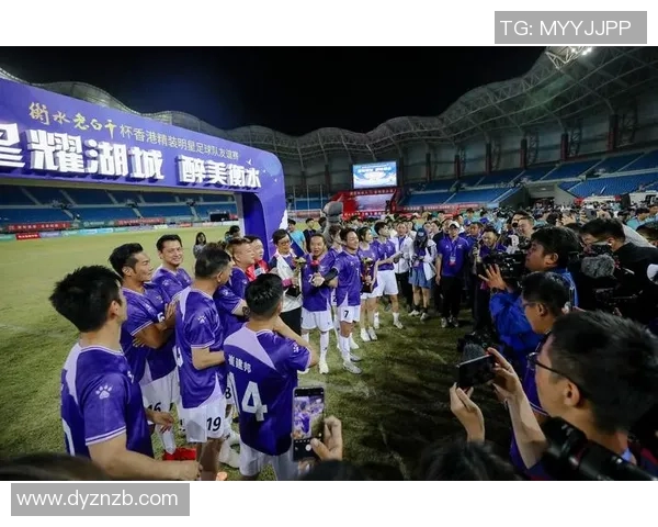 足球明星齐聚一堂合影留念展现荣耀与友谊的精彩瞬间